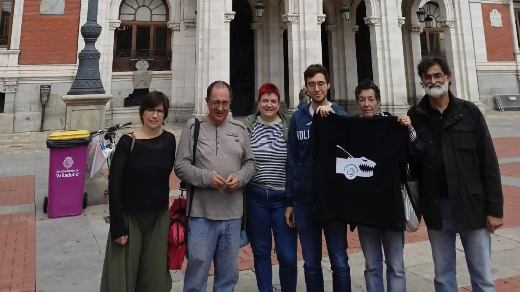 Lee más sobre el artículo Entregan el «maillot negro humo de la antimovilidad» al alcalde de Valladolid