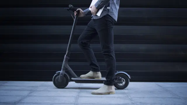 Lee más sobre el artículo El Gobierno obligará a contratar seguros para los patinetes eléctricos y exigirá registrarlos en la DGT antes de 2026